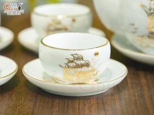 Bộ ấm chén dáng công men trắng cảnh Thuận Buồm Xuôi Gió vẽ vàng 24k, 300ml