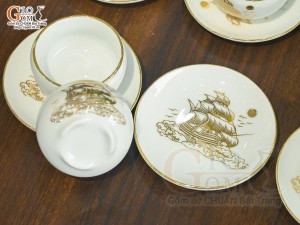 Bộ ấm chén dáng công men trắng cảnh Thuận Buồm Xuôi Gió vẽ vàng 24k, 300ml
