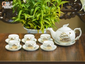 Bộ ấm chén dáng công men trắng cảnh Thuận Buồm Xuôi Gió vẽ vàng 24k, 300ml