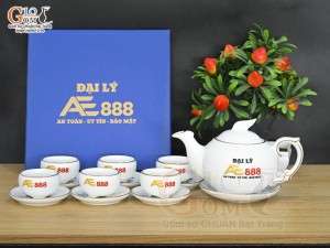Bộ ấm chén dáng công men trắng cảnh Thuận Buồm Xuôi Gió vẽ vàng 24k, in logo