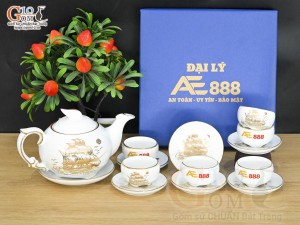 Bộ ấm chén dáng công men trắng cảnh Thuận Buồm Xuôi Gió vẽ vàng 24k, in logo