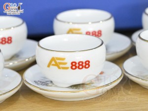 Bộ ấm chén dáng công men trắng cảnh Thuận Buồm Xuôi Gió vẽ vàng 24k, in logo