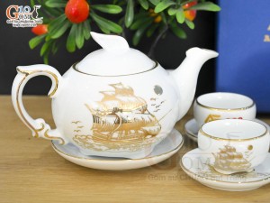 Bộ ấm chén dáng công men trắng cảnh Thuận Buồm Xuôi Gió vẽ vàng 24k, in logo
