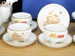 Bộ ấm chén dáng công men trắng cảnh Thuận Buồm Xuôi Gió vẽ vàng 24k, in logo