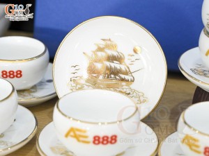 Bộ ấm chén dáng công men trắng cảnh Thuận Buồm Xuôi Gió vẽ vàng 24k, in logo