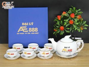 Bộ ấm chén dáng công men trắng cảnh Thuận Buồm Xuôi Gió vẽ vàng 24k, in logo