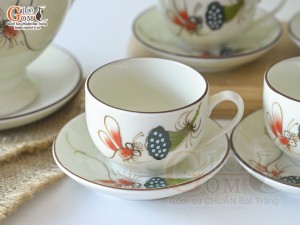 Bộ ấm chén dáng đèn thần men kem vẽ Chuồn Sen, 600ml