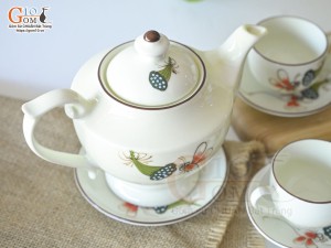 Bộ ấm chén dáng đèn thần men kem vẽ Chuồn Sen, 600ml