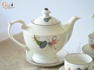Bộ ấm chén dáng đèn thần men kem vẽ Chuồn Sen, 600ml