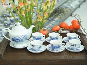 Bộ ấm chén dáng đèn thần men lam cổ cảnh Làng Quê, 600ml