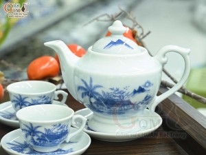 Bộ ấm chén dáng đèn thần men lam cổ cảnh Làng Quê, 600ml