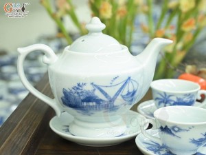 Bộ ấm chén dáng đèn thần men lam cổ cảnh Làng Quê, 600ml