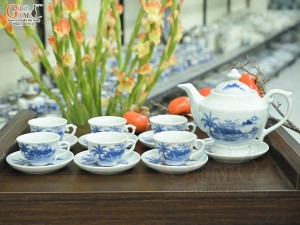 Bộ ấm chén dáng đèn thần men lam cổ cảnh Làng Quê, 600ml