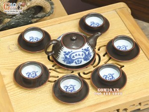 Bộ ấm chén dáng dẹt men nâu chỉ đỏ cảnh Vinh Quy Bái Tổ, 350ml