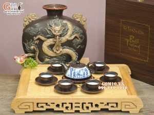 Bộ ấm chén dáng dẹt men nâu chỉ đỏ cảnh Vinh Quy Bái Tổ, 350ml