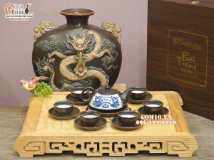 Bộ ấm chén dáng dẹt men nâu chỉ đỏ cảnh Vinh Quy Bái Tổ, 350ml