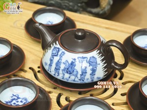 Bộ ấm chén dáng dẹt men nâu chỉ đỏ cảnh Vinh Quy Bái Tổ, 350ml