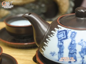 Bộ ấm chén dáng dẹt men nâu chỉ đỏ cảnh Vinh Quy Bái Tổ, 350ml