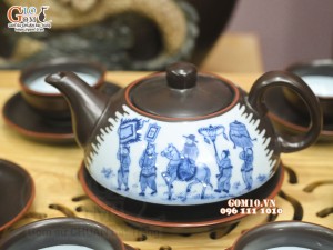 Bộ ấm chén dáng dẹt men nâu chỉ đỏ cảnh Vinh Quy Bái Tổ, 350ml