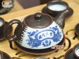 Bộ ấm chén dáng dẹt men nâu chỉ đỏ cảnh Vinh Quy Bái Tổ, 350ml