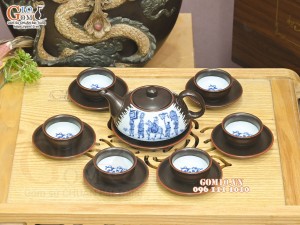 Bộ ấm chén dáng dẹt men nâu chỉ đỏ cảnh Vinh Quy Bái Tổ, 350ml