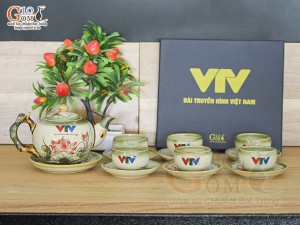 Bộ ấm chén dáng gốc cây men vuốt vẽ Sen đỏ in logo VTV, 350ml