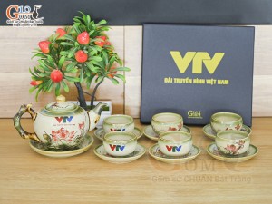 Bộ ấm chén dáng gốc cây men vuốt vẽ Sen đỏ in logo VTV, 350ml