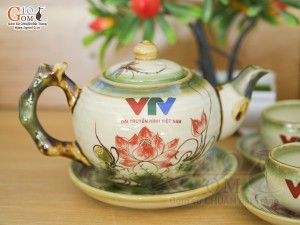 Bộ ấm chén dáng gốc cây men vuốt vẽ Sen đỏ in logo VTV, 350ml