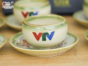 Bộ ấm chén dáng gốc cây men vuốt vẽ Sen đỏ in logo VTV, 350ml