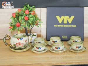 Bộ ấm chén dáng gốc cây men vuốt vẽ Sen đỏ in logo VTV, 350ml