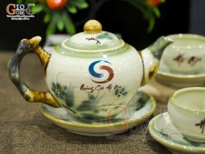 Bộ ấm chén dáng gốc cây men vuốt vẽ tre xanh in logo, 350ml
