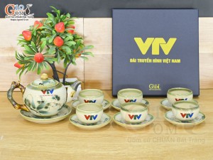 Bộ ấm chén dáng gốc cây men vuốt vẽ tre xanh in logo VTV, 350ml