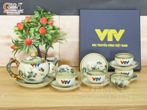 Bộ ấm chén dáng gốc cây men vuốt vẽ tre xanh in logo VTV, 350ml