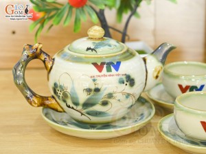 Bộ ấm chén dáng gốc cây men vuốt vẽ tre xanh in logo VTV, 350ml