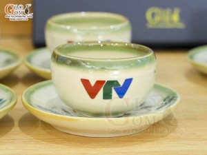 Bộ ấm chén dáng gốc cây men vuốt vẽ tre xanh in logo VTV, 350ml