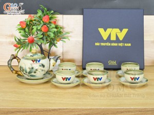 Bộ ấm chén dáng gốc cây men vuốt vẽ tre xanh in logo VTV, 350ml