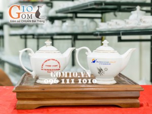 Bộ ấm chén dáng hoàng cung men trắng kẻ chỉ vàng - in logo