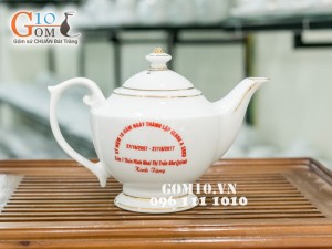 Bộ ấm chén dáng hoàng cung men trắng kẻ chỉ vàng - in logo