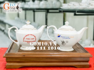 Bộ ấm chén dáng hoàng cung men trắng kẻ chỉ vàng - in logo