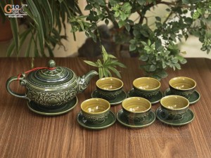 Bộ ấm chén dáng hồng dẹt men lục cổ khắc nổi hoa phù dung, 350ml