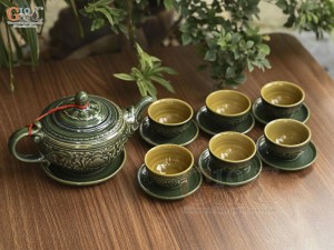 Bộ ấm chén dáng hồng dẹt men lục cổ khắc nổi hoa phù dung, 350ml