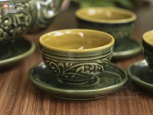 Bộ ấm chén dáng hồng dẹt men lục cổ khắc nổi hoa phù dung, 350ml