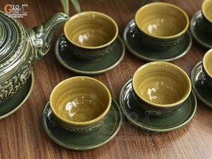 Bộ ấm chén dáng hồng dẹt men lục cổ khắc nổi hoa phù dung, 350ml