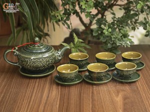 Bộ ấm chén dáng hồng dẹt men lục cổ khắc nổi hoa phù dung, 350ml