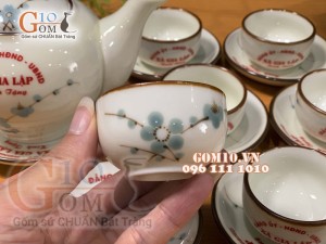 Bộ ấm chén dáng hồng vẽ đào xanh men kem - inlogo