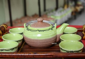 Bộ ấm chén dáng nhật men rạn nhỏ, khay tre