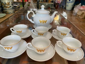 Bộ ấm chén dáng phú quý men trắng kẻ chi vàng kim, 500ml in logo hàng dư