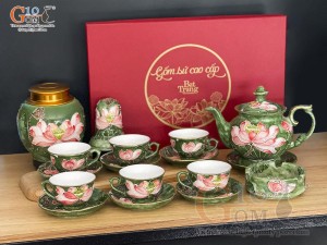 Bộ ấm chén dáng phú quý men xanh khắc nổi hoa Sen kẻ chi vàng kim 500ml, đầy đủ phụ kiện