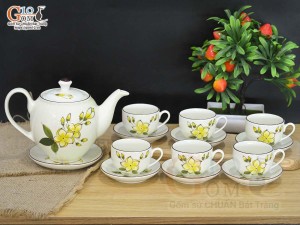 Bộ ấm chén dáng quả đào men kem vẽ hoa vàng, 600ml