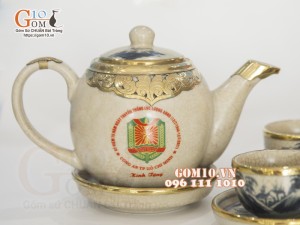 Bộ ấm chén dáng quả đào men rạn cổ bọc đồng, in logo